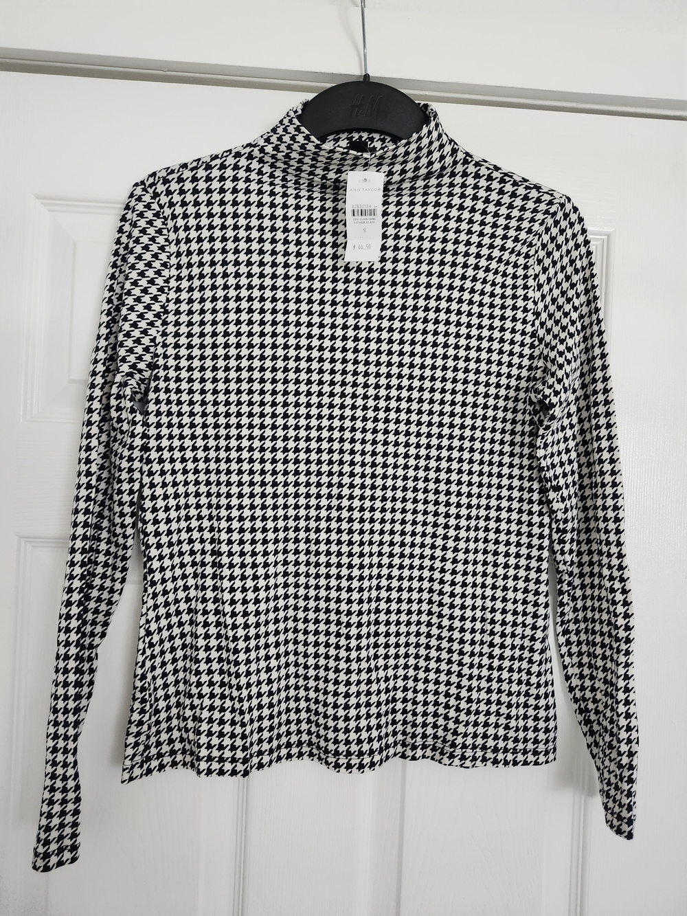 NWT Ann Taylor Black & White Houndstooth Mock Neck Long-Sleeve Top. Size Small.